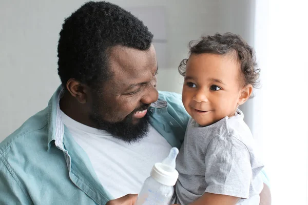 Africano Americano Homem Dando Água Para Seu Bebê Bonito Casa — Fotografia de Stock