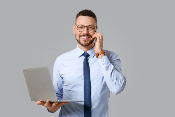 Retrato Hombre Negocios Guapo Con Portátil Hablando Por Teléfono Sobre — Foto de Stock