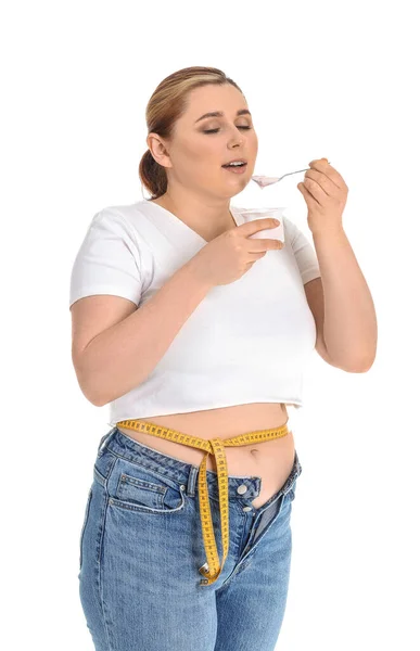 Överviktig Kvinna Med Yoghurt Vit Bakgrund Begreppet Viktminskning — Stockfoto