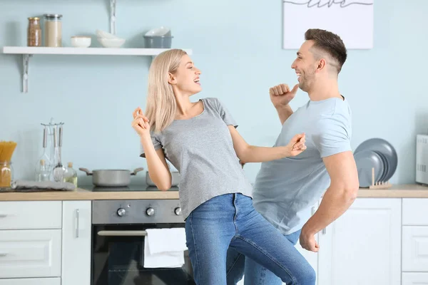 Fröhlich Tanzendes Junges Paar Der Küche — Stockfoto