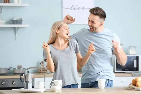 Fröhlich Tanzendes Junges Paar Der Küche — Stockfoto