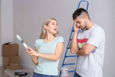 Sorunlu çift evin içinde duvarın rengini seçiyor