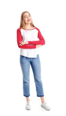 Beyaz arka planda güzel genç bir kadın