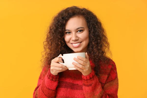 Jonge Vrouw Warme Trui Met Kopje Warme Thee Kleur Achtergrond — Stockfoto