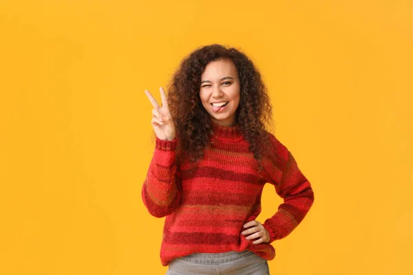 Young Woman Warm Sweater Showing Victory Gesture Color Background — Stock Photo, Image