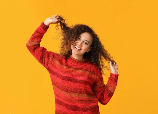 Junge Frau Warmen Pullover Auf Farbigem Hintergrund — Stockfoto
