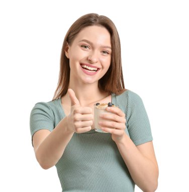 Lezzetli yoğurtlu genç kadın beyaz arka planda baş parmak hareketi gösteriyor.