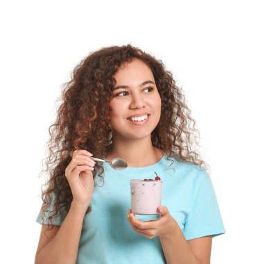 Beyaz arka planda lezzetli yoğurt yiyen genç bir kadın.