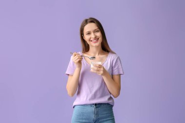 Renkli yoğurtlu genç bayan.