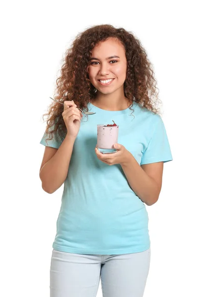 Giovane Donna Con Gustoso Yogurt Sfondo Bianco — Foto Stock