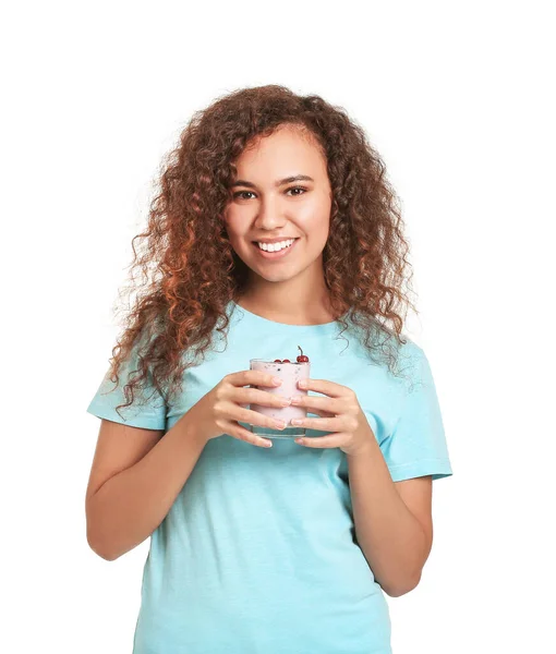 Молодая Женщина Вкусным Йогуртом Белом Фоне — стоковое фото