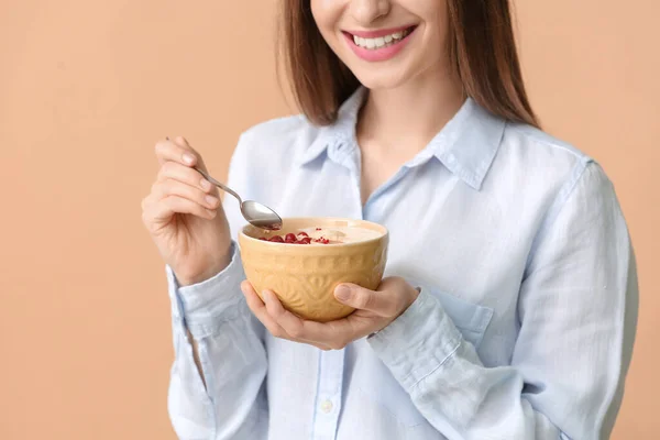 Młoda Kobieta Smacznym Jogurtem Tle Koloru — Zdjęcie stockowe