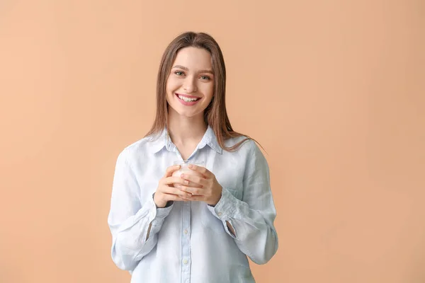 Ung Kvinna Med Välsmakande Yoghurt Färg Bakgrund — Stockfoto