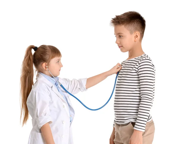 Mignon Petit Médecin Avec Patient Sur Fond Blanc — Photo