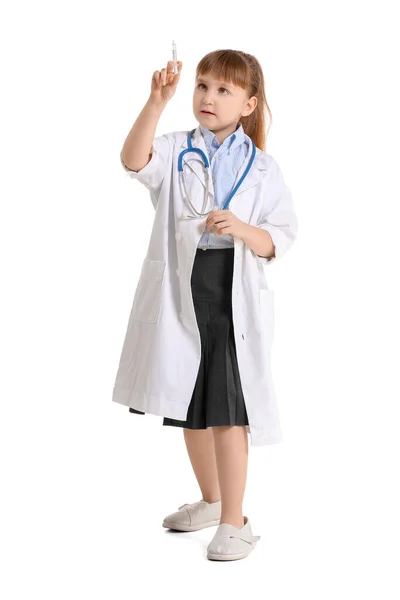 Niedlichen Kleinen Arzt Auf Weißem Hintergrund lizenzfreie Stockfotos