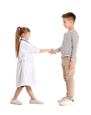Hasta beyaz arka planda el sıkışan sevimli küçük bir doktor.