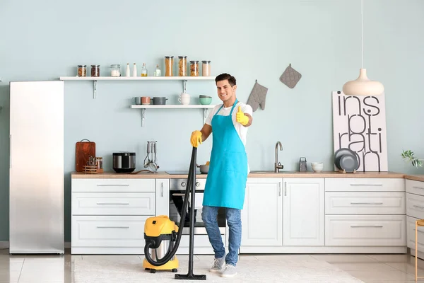 Hombre Joven Con Aspiradora Cocina — Foto de Stock