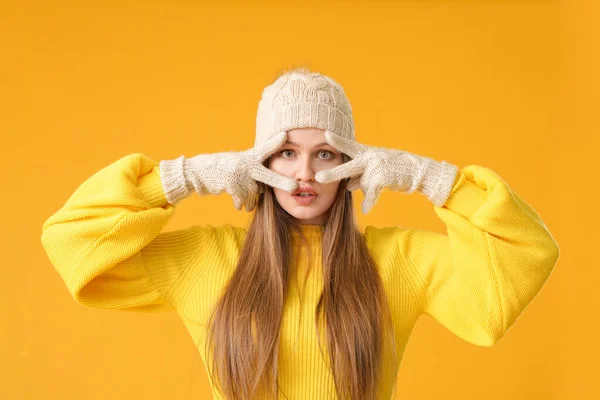 Schöne Junge Frau Warmen Pullover Auf Farbigem Hintergrund — Stockfoto