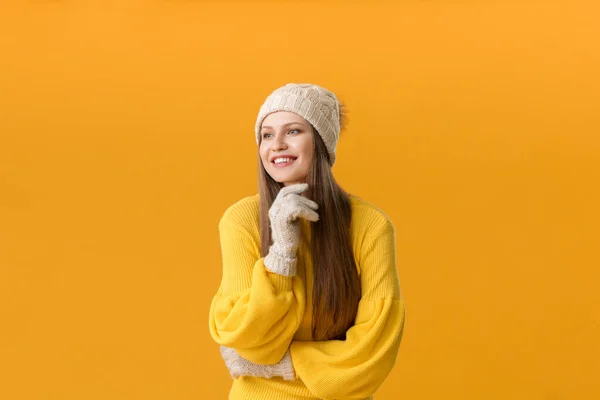 Hermosa Mujer Joven Suéter Cálido Sobre Fondo Color — Foto de Stock