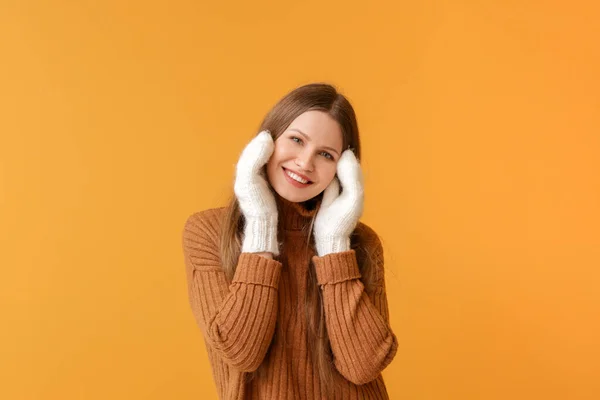 Schöne Junge Frau Warmen Pullover Auf Farbigem Hintergrund — Stockfoto