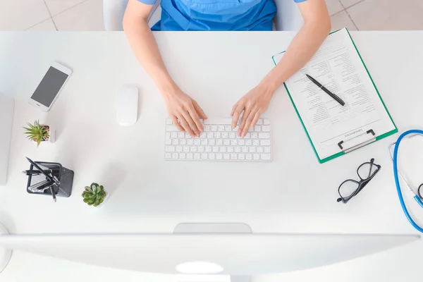 Médico Femenino Trabajando Computadora Clínica Vista Superior —  Fotos de Stock