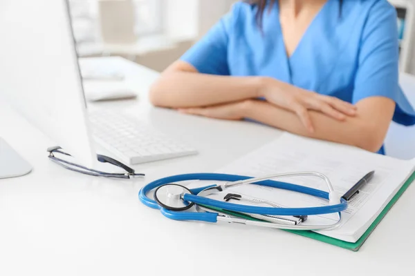 Clipboard Stethoscope Doctor Table Clinic — Stock Photo, Image