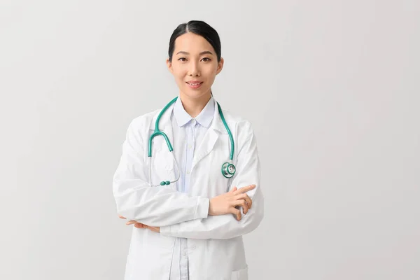 Femme Asiatique Médecin Sur Fond Clair — Photo