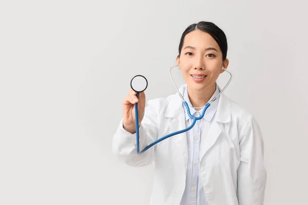 Mujer Asiática Médico Fondo Claro —  Fotos de Stock