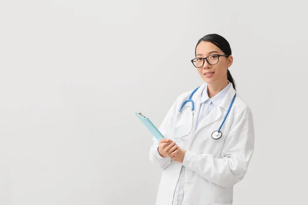 Female Asian Doctor Light Background — Stock Photo, Image