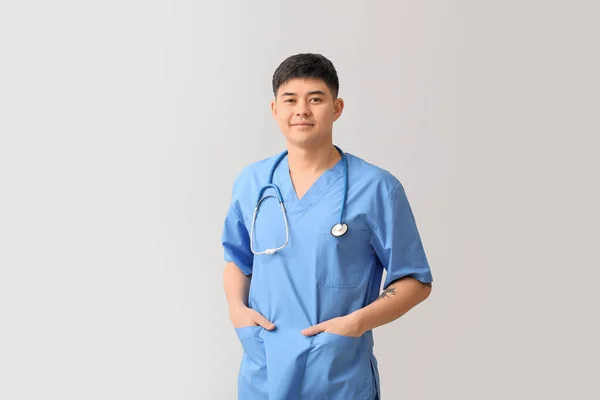 Männlich Asiatisch Doktor Auf Licht Hintergrund — Stockfoto