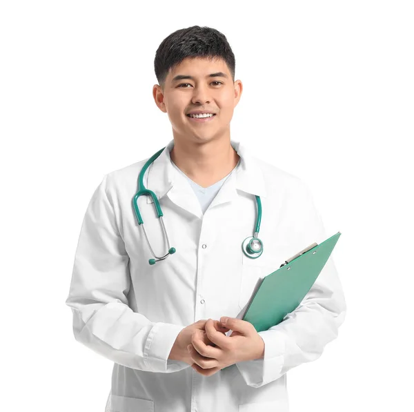 男性アジアの医師とともにクリップボード上の白い背景 — ストック写真