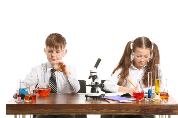 Милі Маленькі Діти Вивчають Хімію Столом Білому Тлі — стокове фото
