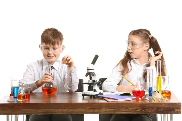 Crianças Pequenas Bonitos Estudando Química Mesa Contra Fundo Branco — Fotografia de Stock