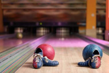 Bowling kulübünde toplar ve ayakkabılar
