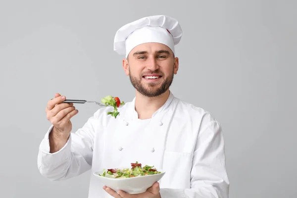 Bello Chef Maschio Con Insalata Sfondo Chiaro — Foto Stock