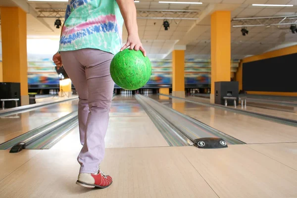 Senior Žena Hraje Bowling Klubu — Stock fotografie