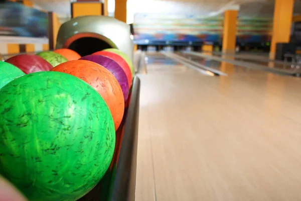 Bowling Kulübünde Topları Ile Stand — Stok fotoğraf