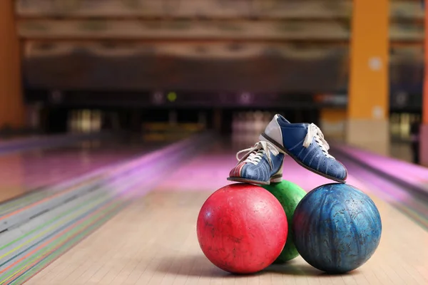 Golyók Cipők Pályán Bowling Klubban — Stock Fotó