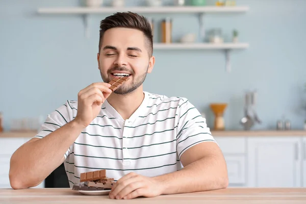 Guapo Joven Comiendo Chocolate Cocina — Foto de Stock