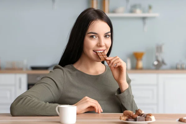 Mooie Jonge Vrouw Eten Chocolade Keuken — Stockfoto