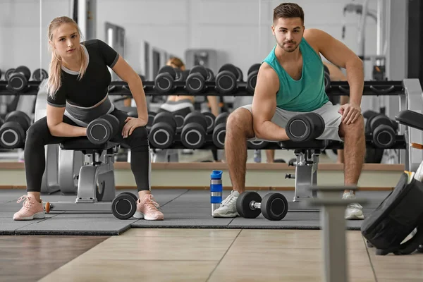 Deportivo Joven Pareja Entrenamiento Con Mancuernas Gimnasio — Foto de Stock