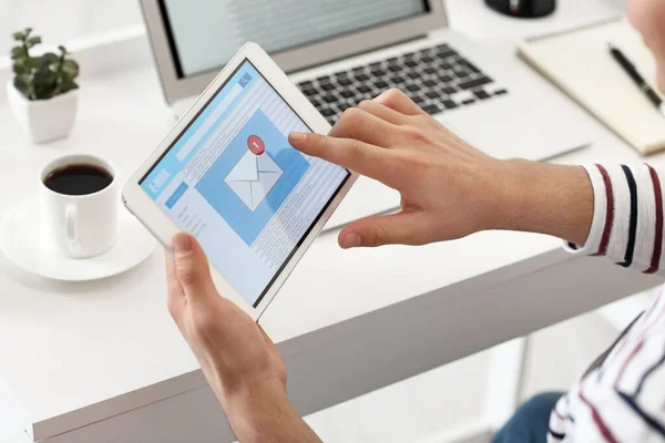 Jovem Com Computador Tablet Verificando Seu Mail Casa — Fotografia de Stock