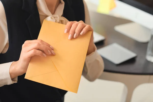 Junge Frau Mit Brief Amt — Stockfoto