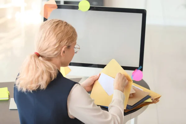 Jonge Vrouw Met Brieven Functie — Stockfoto