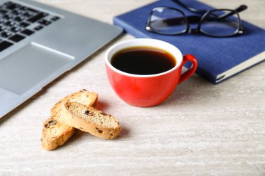 Ofiste bir fincan kahve ve kurabiye.