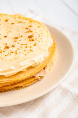 Tabakta lezzetli bir blini var, yakın plan.