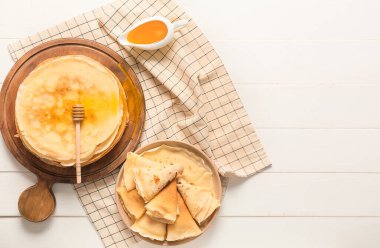 Masada bal olan lezzetli bir blini.