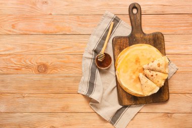 Masada bal olan lezzetli bir blini.