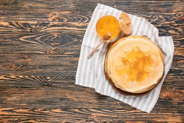 Masada bal olan lezzetli bir blini.