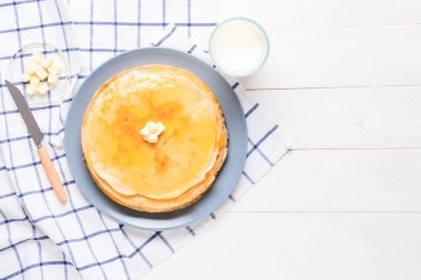 Tereyağı ve sütle nefis bir blini.